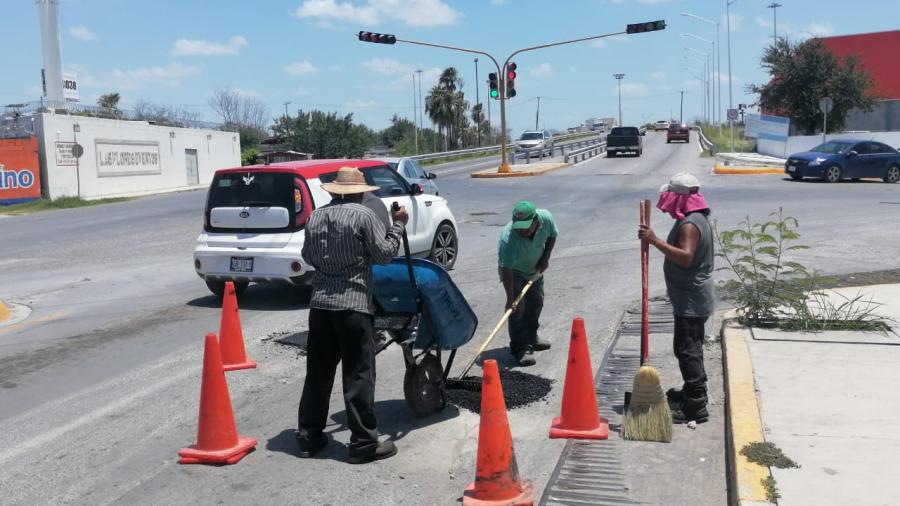 Rehabilitando calles con 40 toneladas de asfalto en colonias de Reynosa 