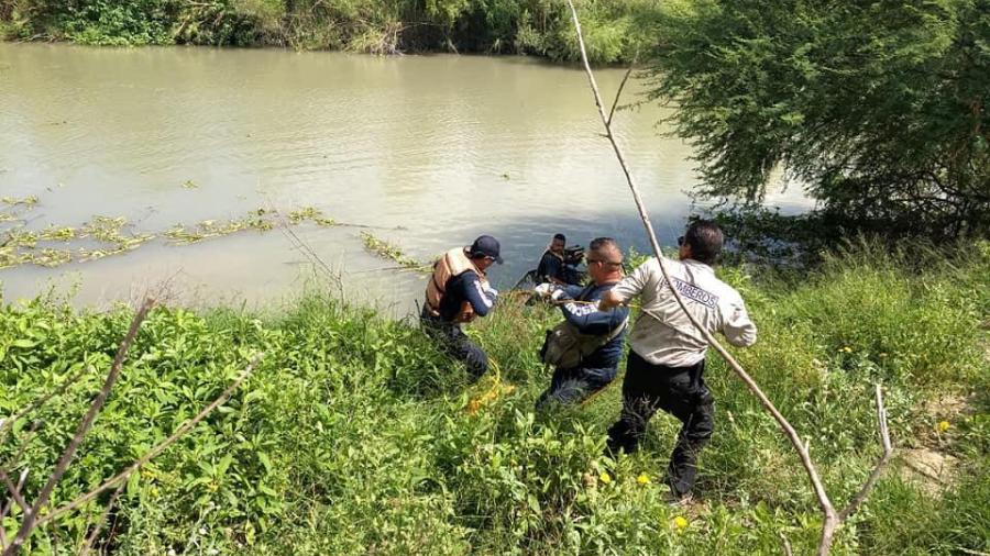 Rescatan bomberos a una persona ahogada en el río Bravo