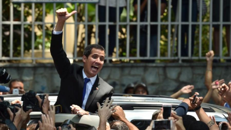 Inhabilitan de cargos públicos a Guaidó por 15 años