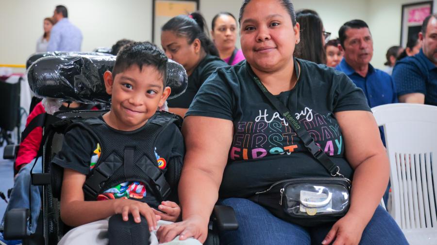 Familias agradecen mayor movilidad con entrega de prótesis y sillas de ruedas PCI