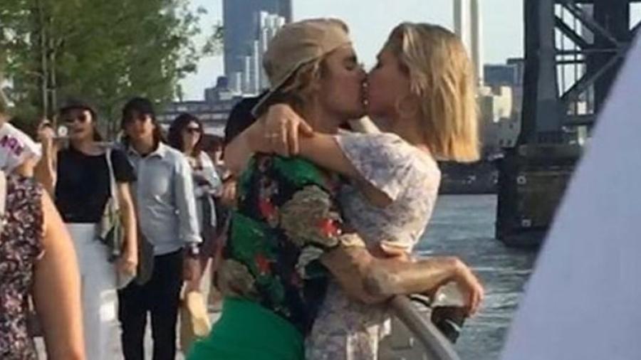 Captan a Justin Bieber y Hailey Baldwin besándose