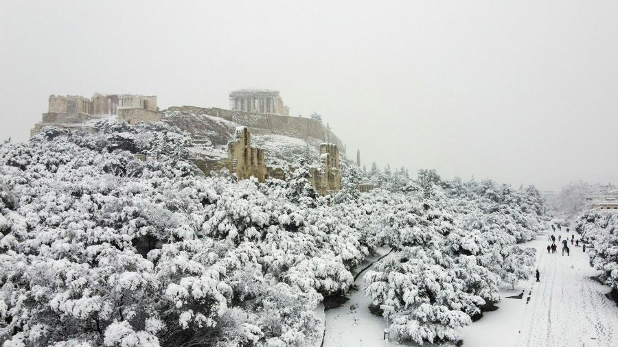 Inusual nevada detiene vacunación covid en Atenas