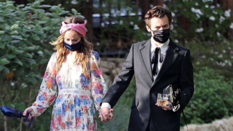 Harry Styles y Olivia Wilde llegan de la mano a una boda