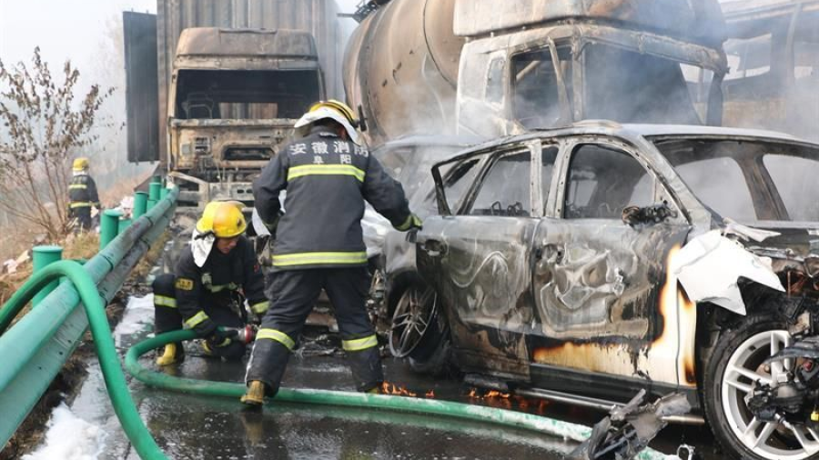 Al menos 18 muertos deja accidente en autopista en China 