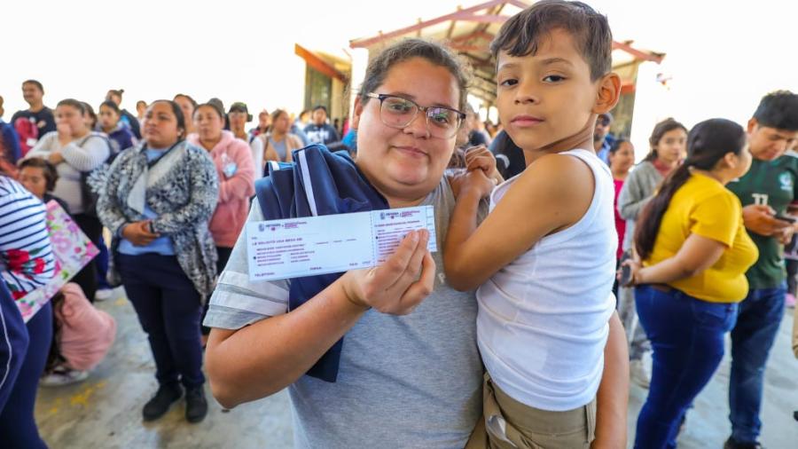 Cumple Carlos Peña Ortiz compromiso con la educación de niños y jóvenes