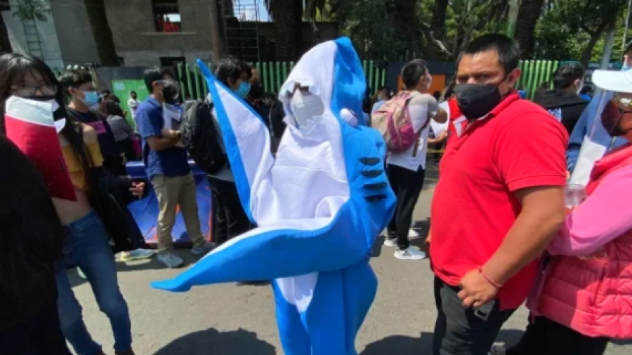 Agárrate Pandemio: Llegan animadores y personajes a vacunación en Xochimilco