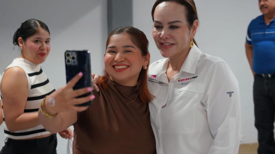 Carmen Lilia Canturosas, candidata a presidenta municipal refrend&oacute; su compromiso de trabajar de la mano del Colegio de Ingenieros Civiles