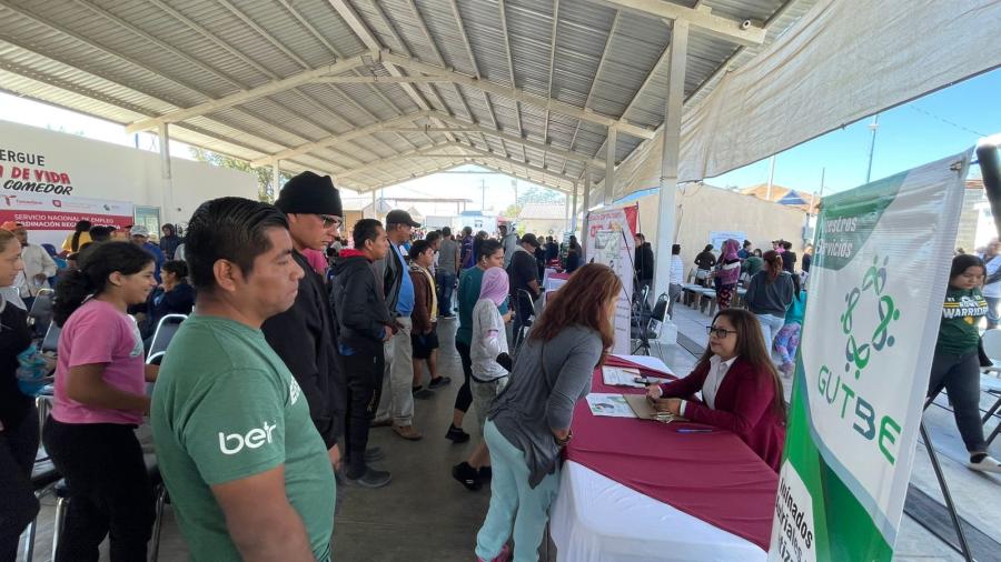 Falta de documentos impide a migrantes obtener trabajo en feria de empleo