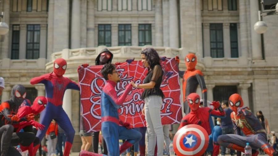 Joven disfrazado de Spider-Man le pidió matrimonio a su novia