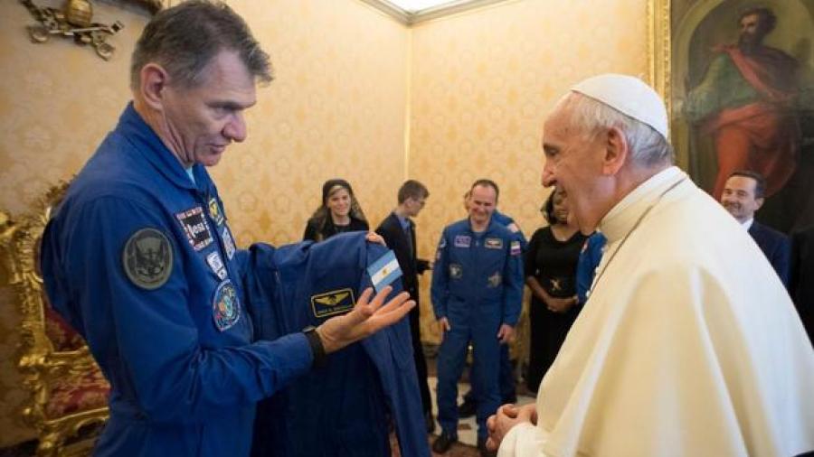 Recibe el Papa Francisco a astronautas con sus familias en el Vaticano 
