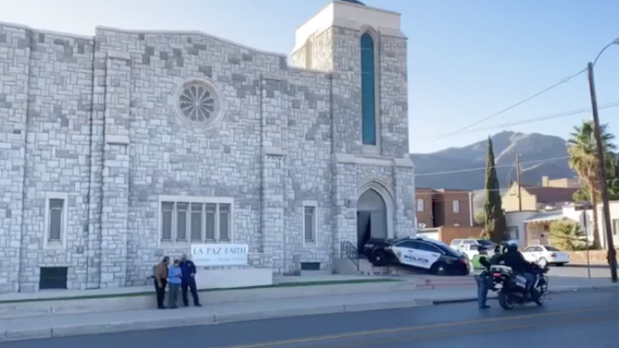 Patrulla de  El Paso choca contra iglesia 