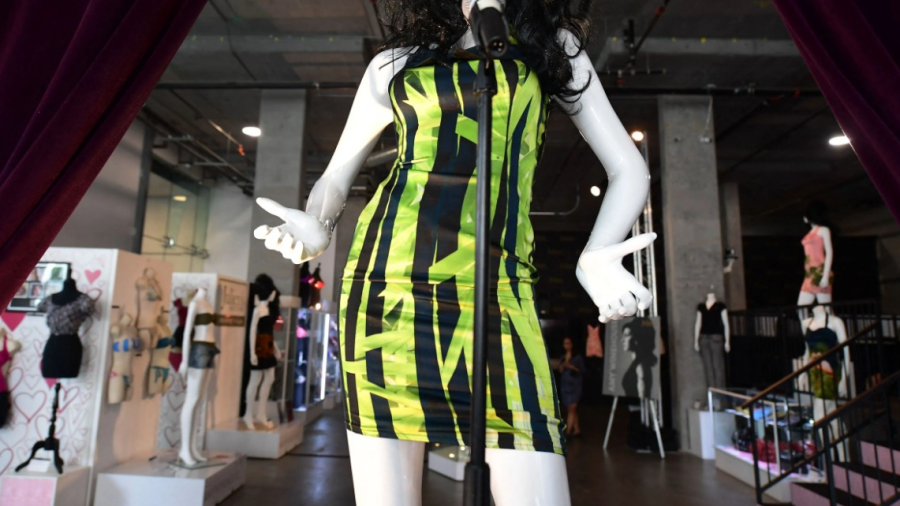 Subastan vestido que utilizó Amy Winehouse en su última presentación 