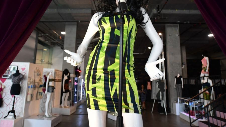 Subastan vestido que utilizó Amy Winehouse en su última presentación