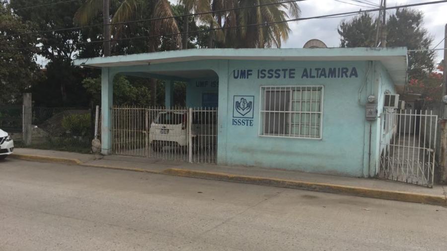 Colocan cartulinas fuera del ISSSTE, exigen mejor servicio