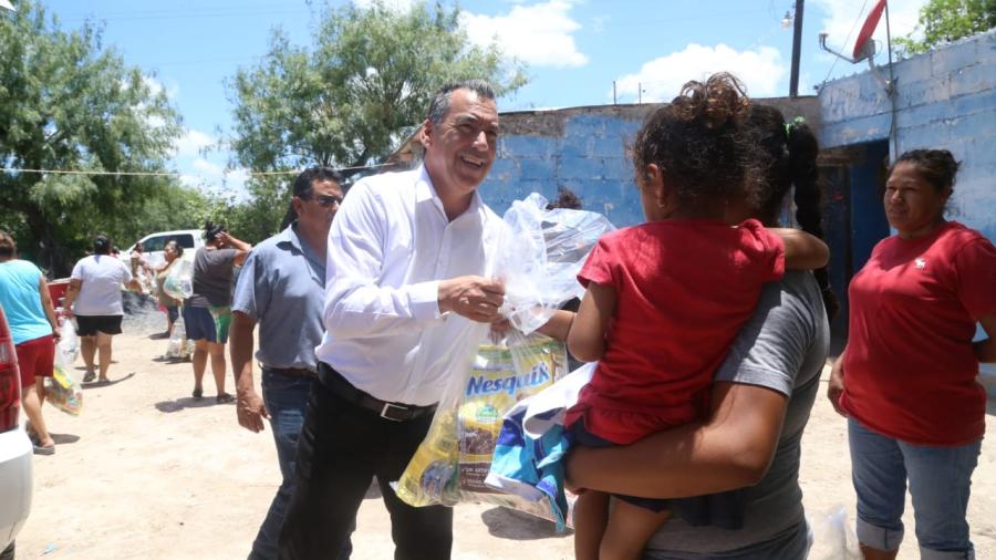 Entrega Alcalde ayuda a residentes del área rural