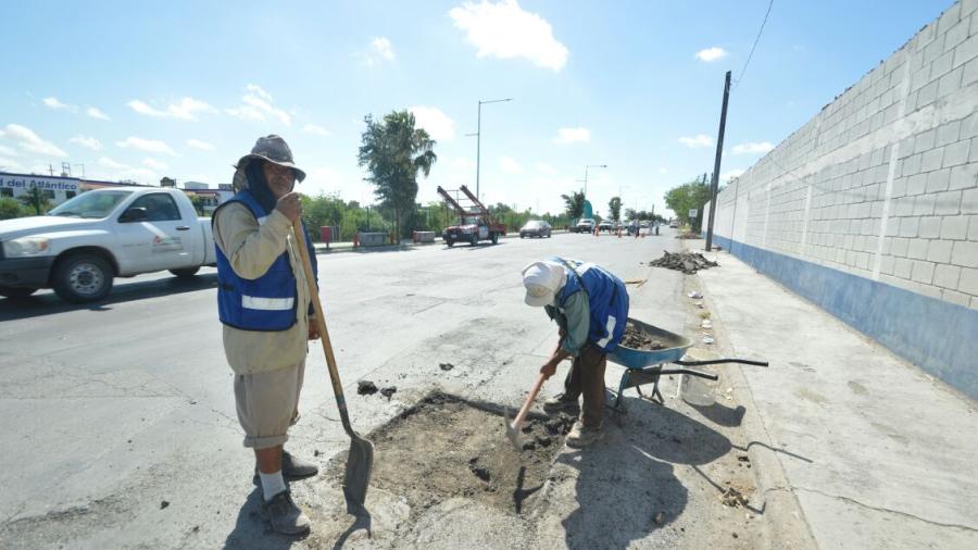 Realizan labores de bacheo en Avenida Garza Zamora