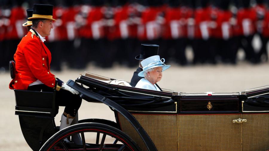 Preside Isabel II un minuto de silencio por las víctimas de la Torre Grenfell