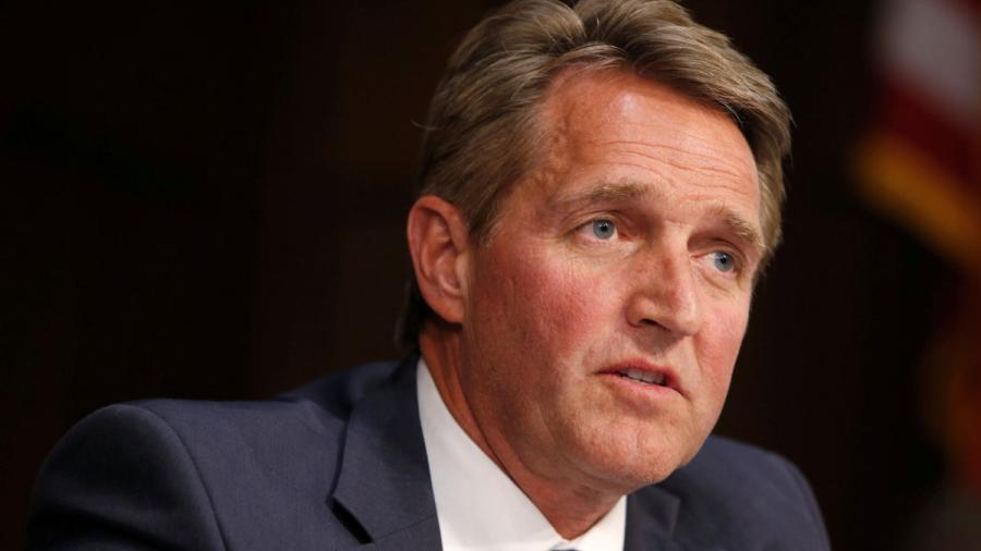 Senador Jeff Flake critica a Trump y se retira