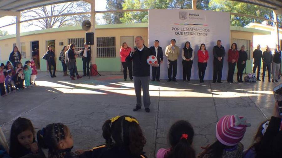 Alcalde de Matamoros acompaña a niños en los honores a la bandera