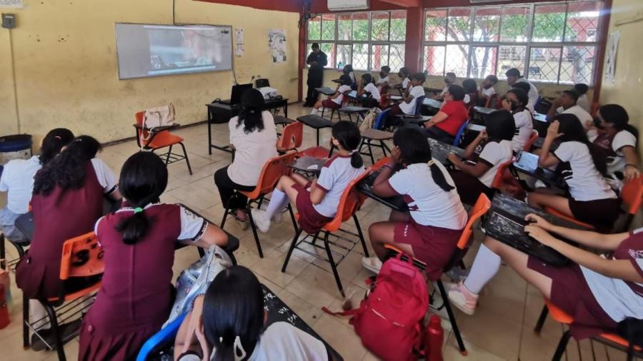 Instruyen a estudiantes de secundaria sobre prácticas de riesgo al usar internet