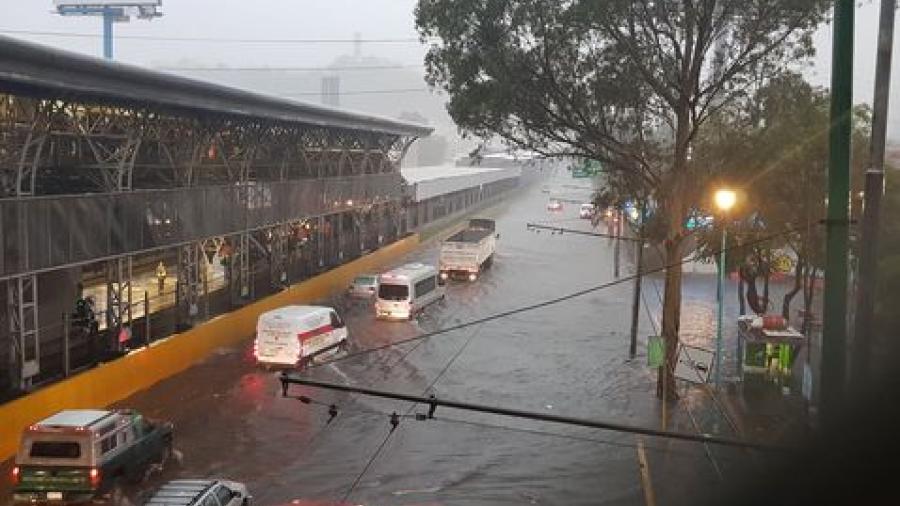 Suspende AICM operaciones por inundaciones