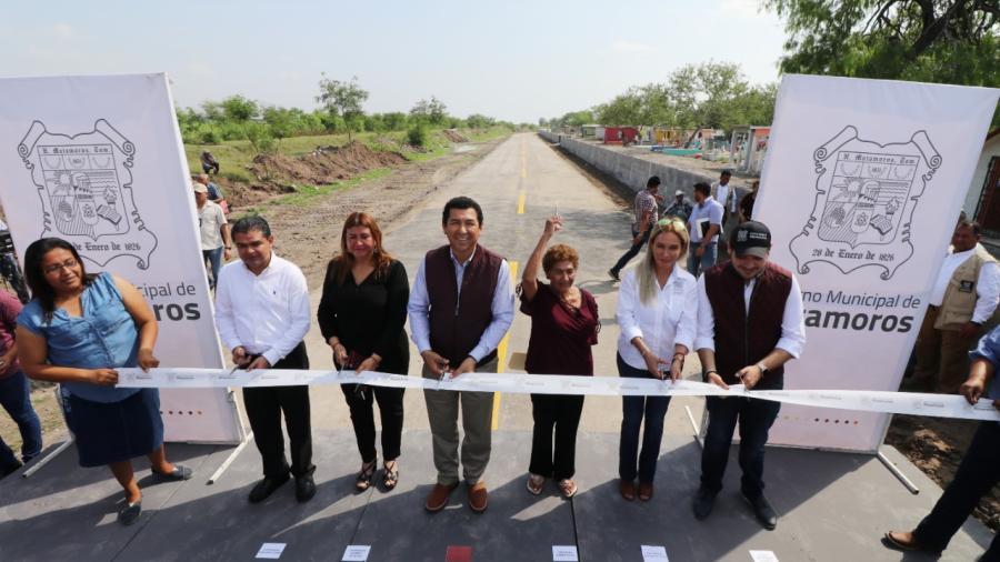 Cristaliza alcalde Mario L&oacute;pez anhelo de familias de zona  rural; inaugura pavimentaci&oacute;n y barda del pante&oacute;n