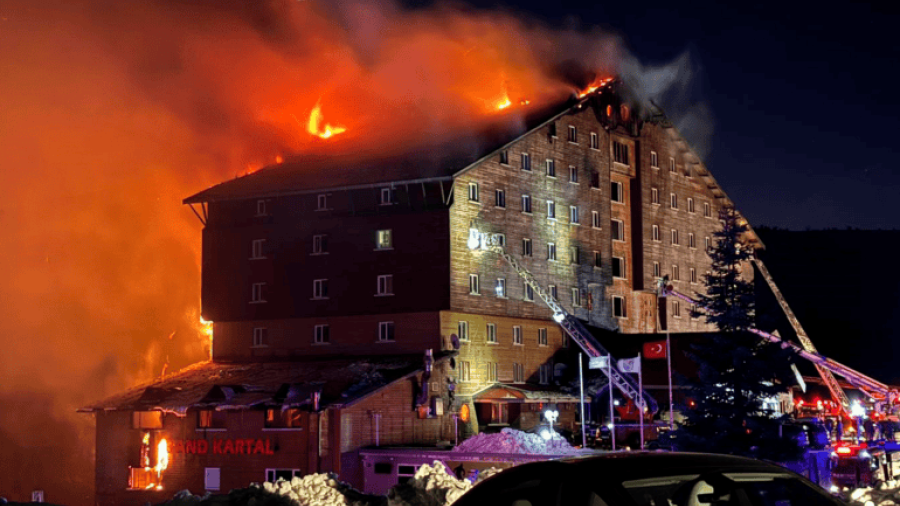 Incendio en hotel de Turquía deja más de 60 muertos