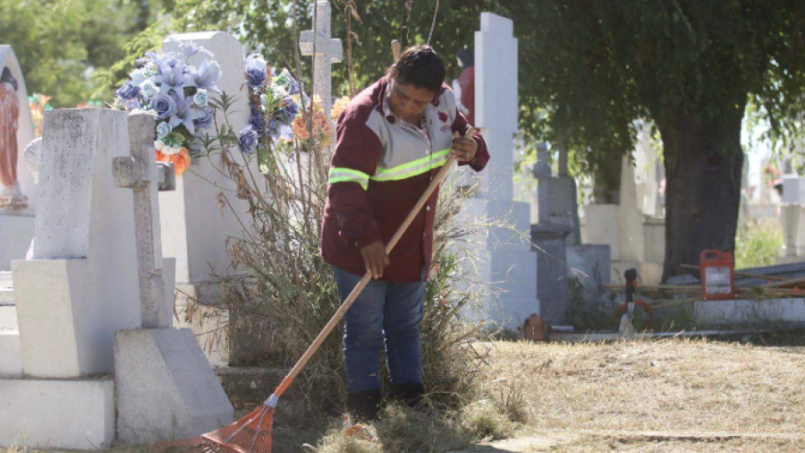 Mantiene gobierno municipal cuadrillas de limpieza permanentes en panteones municipales 