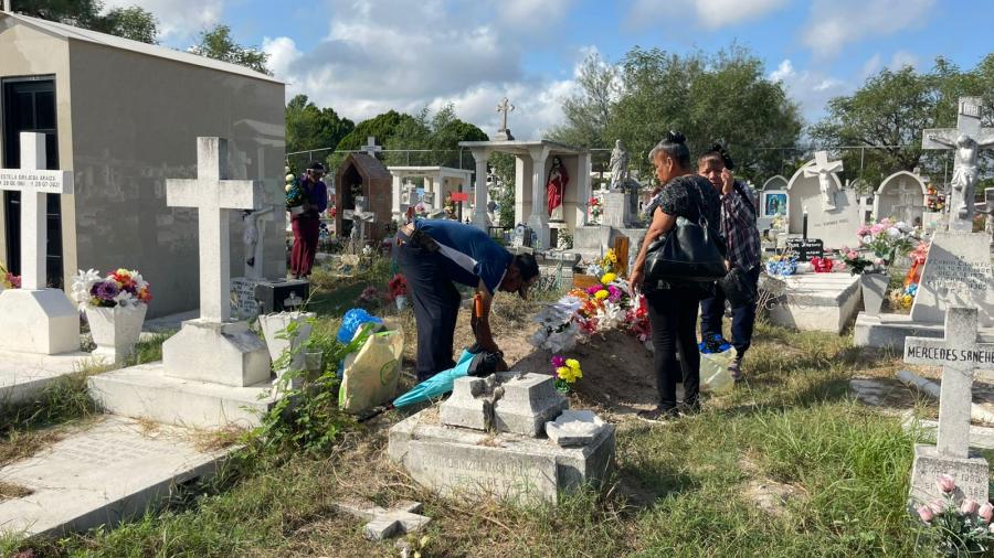 Familias visitan a sus difuntos en panteones