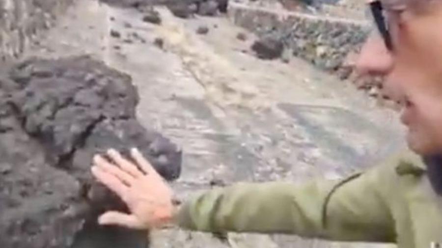 Critican a reportero por tocar piedra volcánica en La Palma