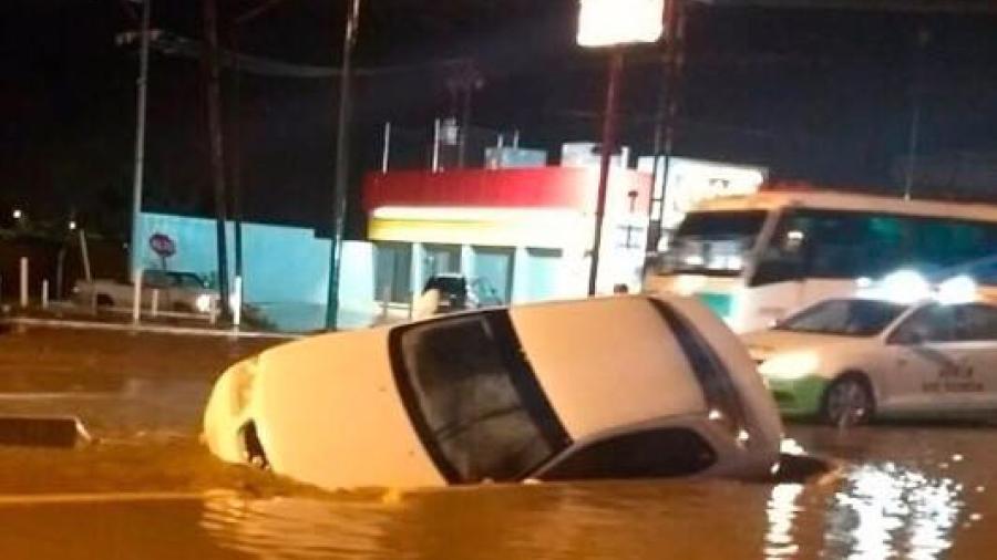 Deja aguacero 2 árboles caídos y 13 vehículos varados en Victoria