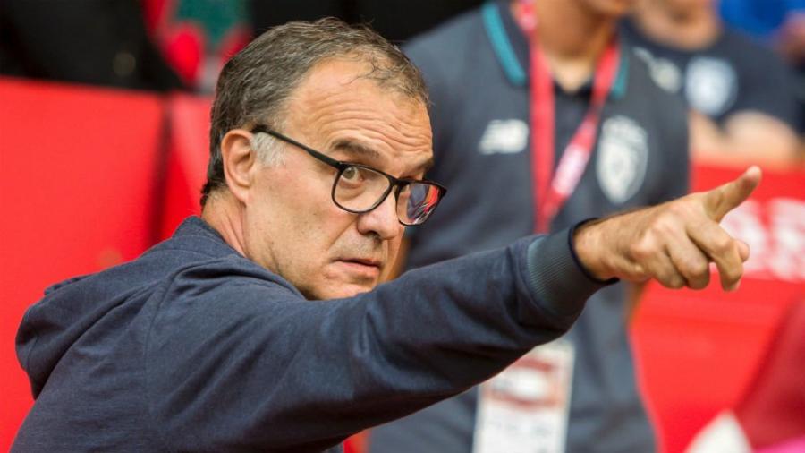 Marcelo Bielsa puso a sus jugadores a recoger basura 