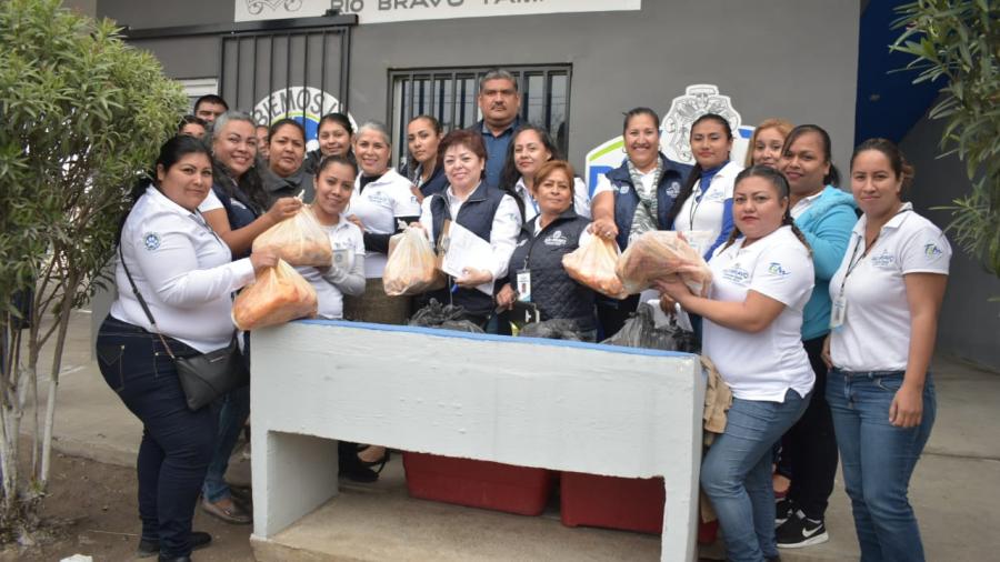 Arranca atención ciudadana con repartición de tamales