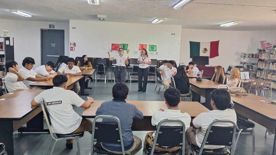 Visitan estudiantes museo permanente  en biblioteca pública al centro de la ciudad