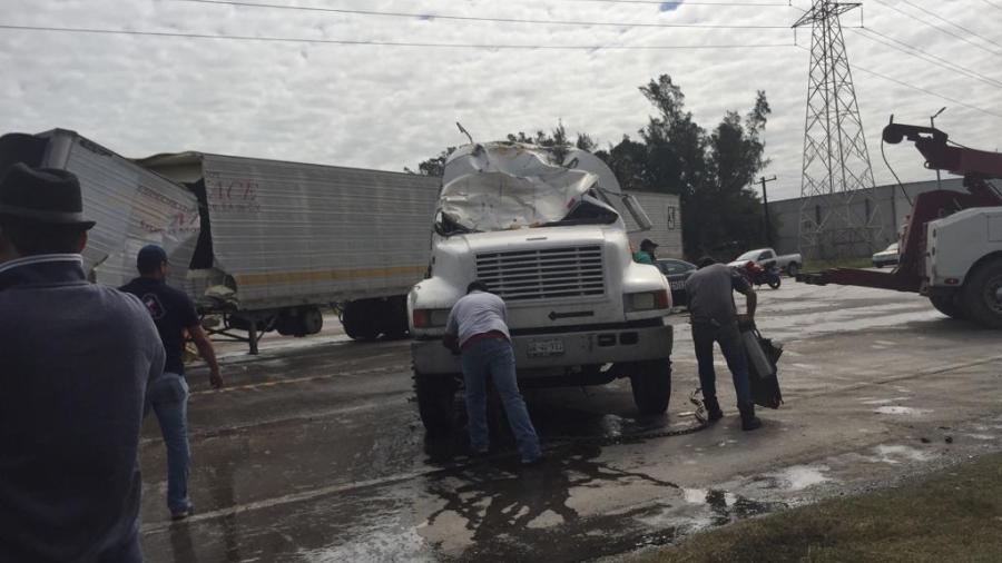 Chocan trailers y generan caos vial en Altamira