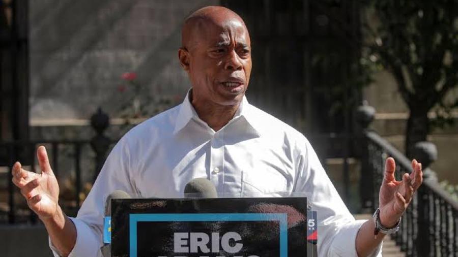 Eric Adams recibirá tres primeros cheques como alcalde de N.Y. en Bitcoin