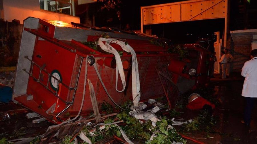 Deja un bombero muerto y cuatro heridos una volcadura de camión 