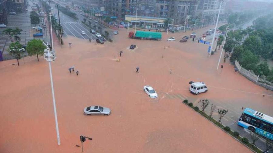 Cancelan vuelos por fuertes lluvias en China
