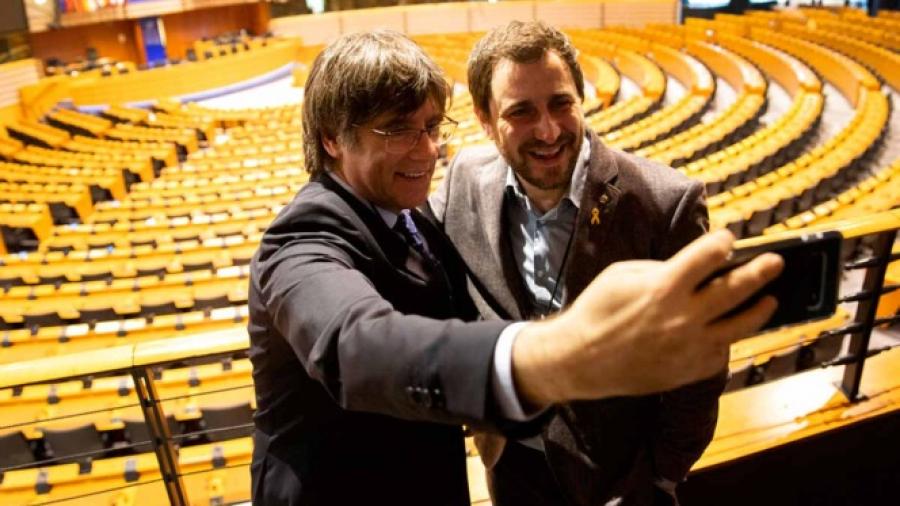 Suspenden orden de arresto contra Puigdemont