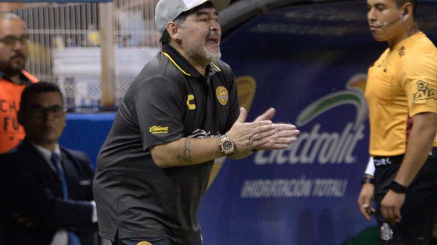 Diego Maradona debuta con victoria como DT de Dorados
