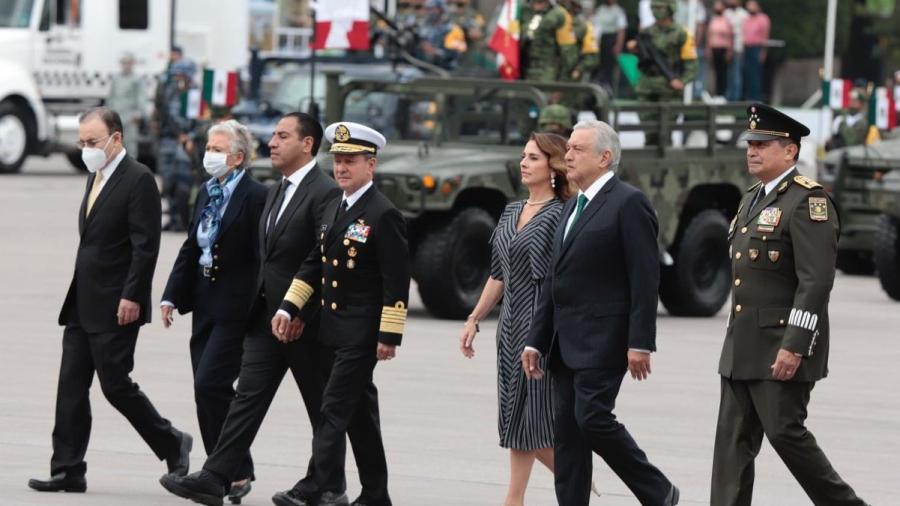 Encabeza López Obrador  desfile militar en el Zócalo capitalino