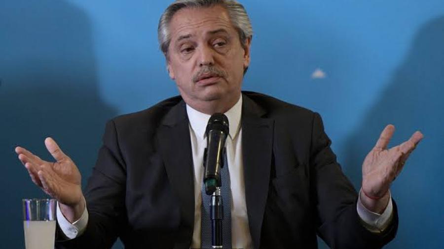 Protestantes pedrean vehículo de presidente de Argentina