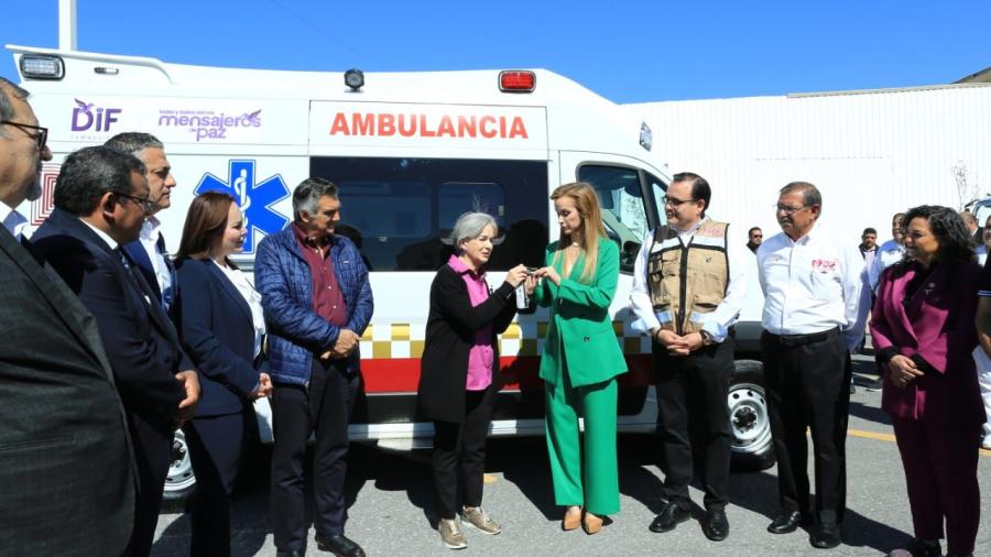 Gobernador Américo Villarreal y alcaldesa Carmen Lilia Canturosas supervisan albergue de migrantes; DIF estatal entrega ambulancia para apoyo a migrantes