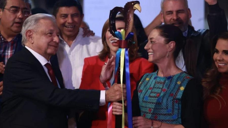 Entrega AMLO bastón de mando de la 4T a Claudia Sheinbaum