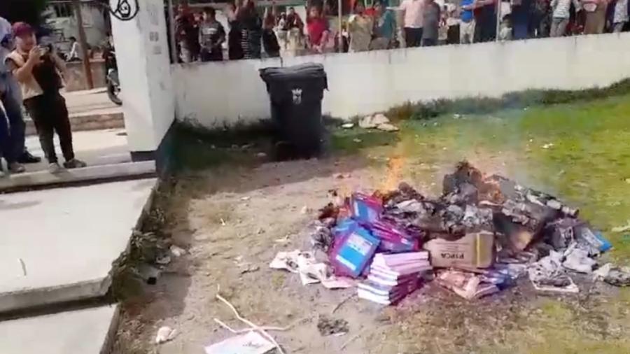 Critica AMLO quema de libros de texto gratuitos en San Cristóbal de Las Casas