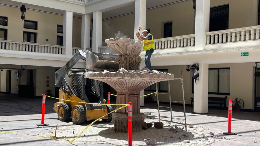 Derrumban histórica fuente de Palacio de Gobierno 