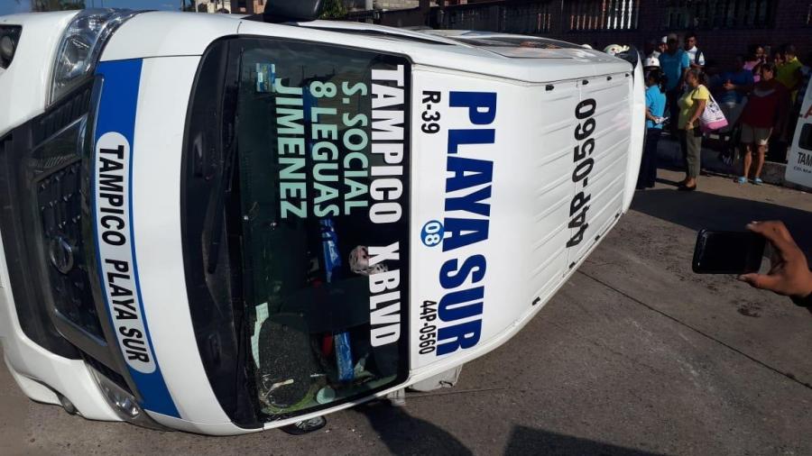 Tráiler choca y voltea a combi con pasajeros