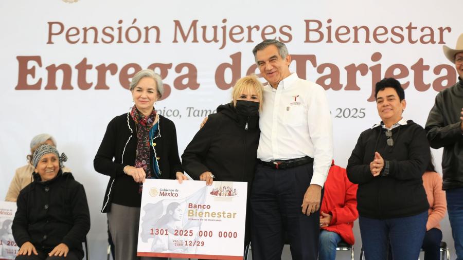 Entrega Américo Villarreal tarjetas del programa