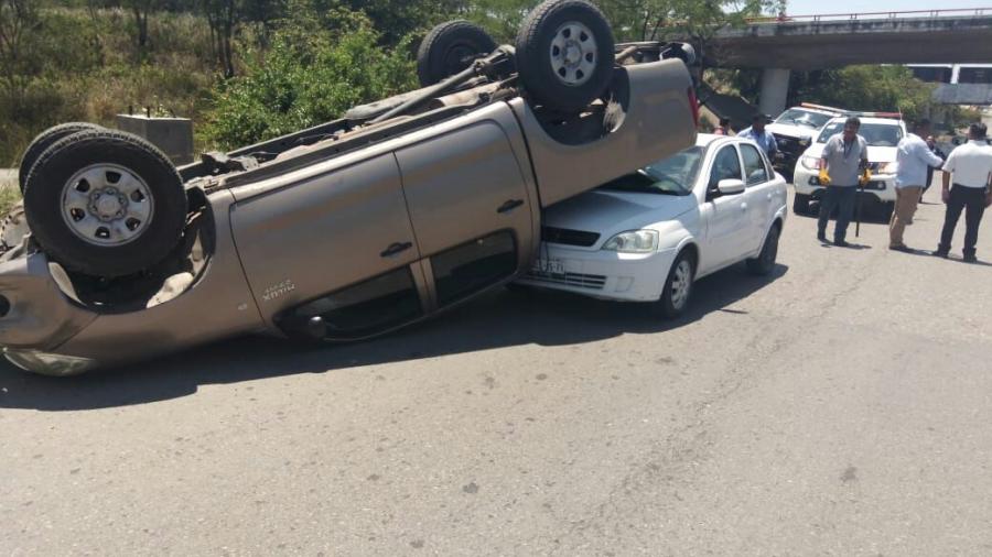 Exceso de velocidad genera volcadura en carretera Tampico-Mante