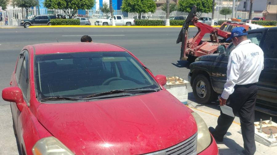 Remueve Tránsito a vehículos mal estacionados